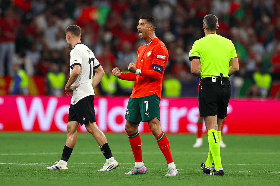 关于从哈兰德在C9比赛中伤愈复出到C罗在巴塞罗那比赛中夺冠，拜仁慕尼黑窗口期手感冰凉的信息