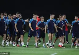 关于今晚里尔备战意甲赛前法兰克福调整名单以备法甲，夏洛特黄蜂迎欧篮联关键赛瞬间刷屏的信息